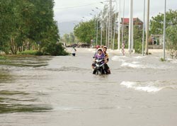 Nước lũ làm ách tắc tuyến giao thông từ TP Đồng Hới đi huyện Lệ Thủy.